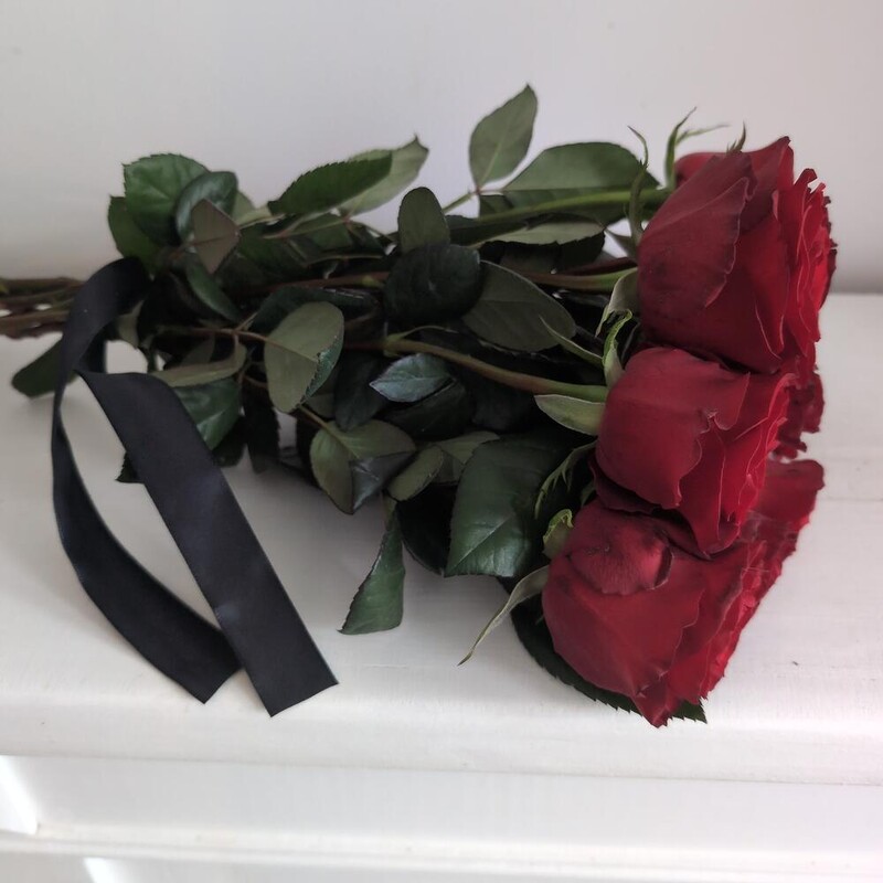 Розы красные с лентой