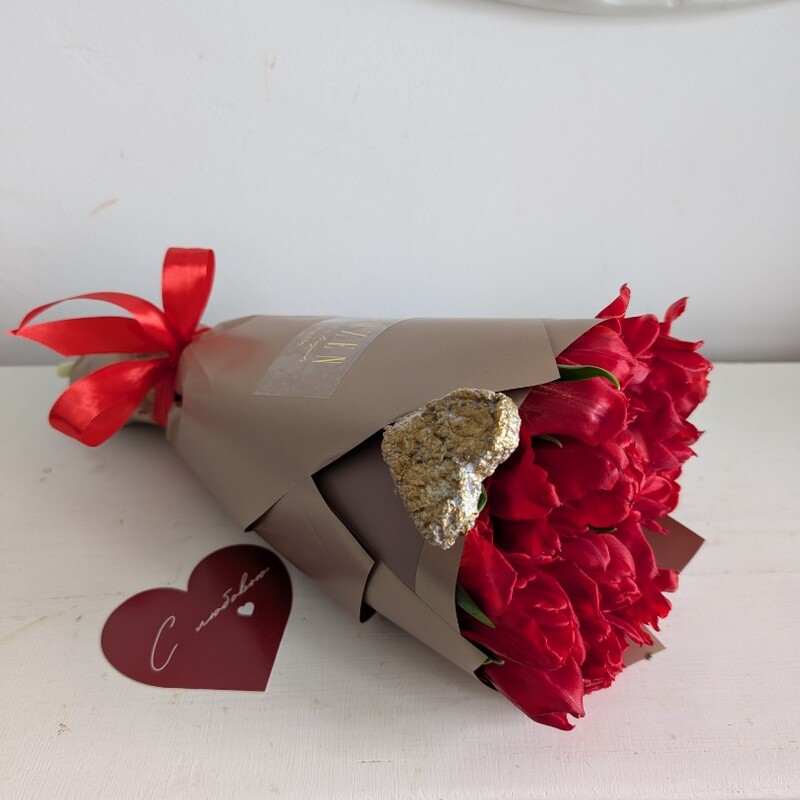 Букет тюльпанов в золотой упаковке