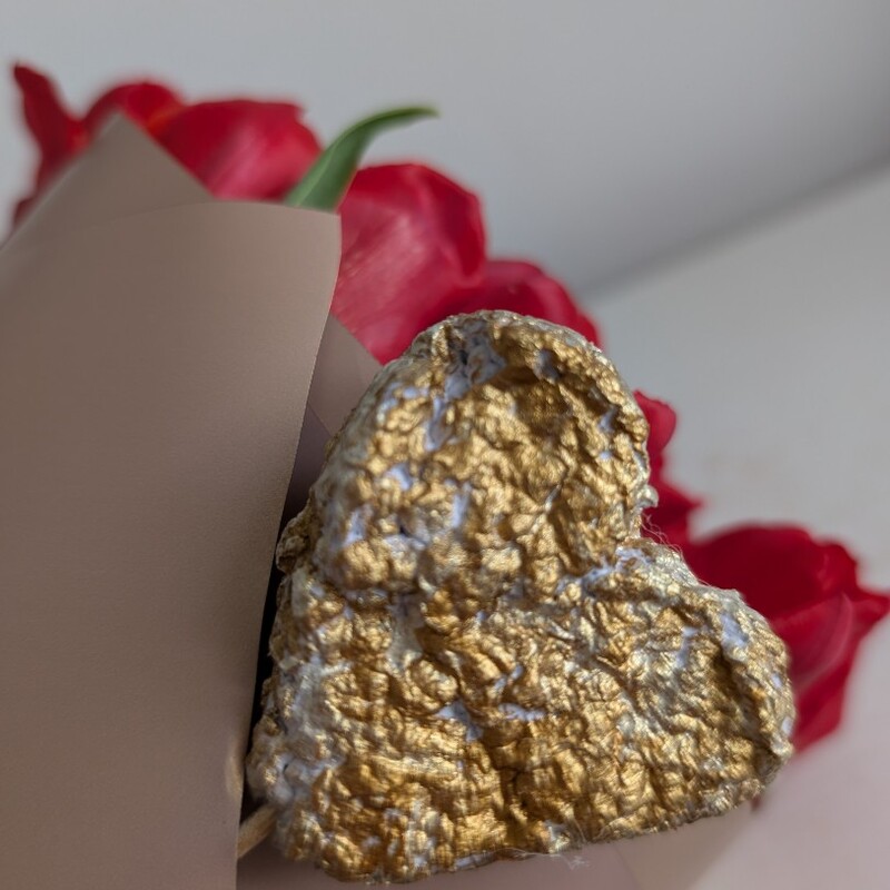 Букет тюльпанов в золотой упаковке