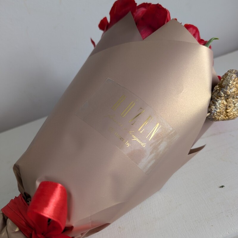 Букет тюльпанов в золотой упаковке