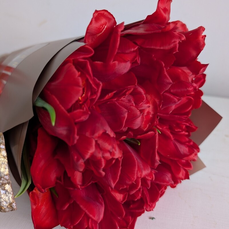 Букет тюльпанов в золотой упаковке