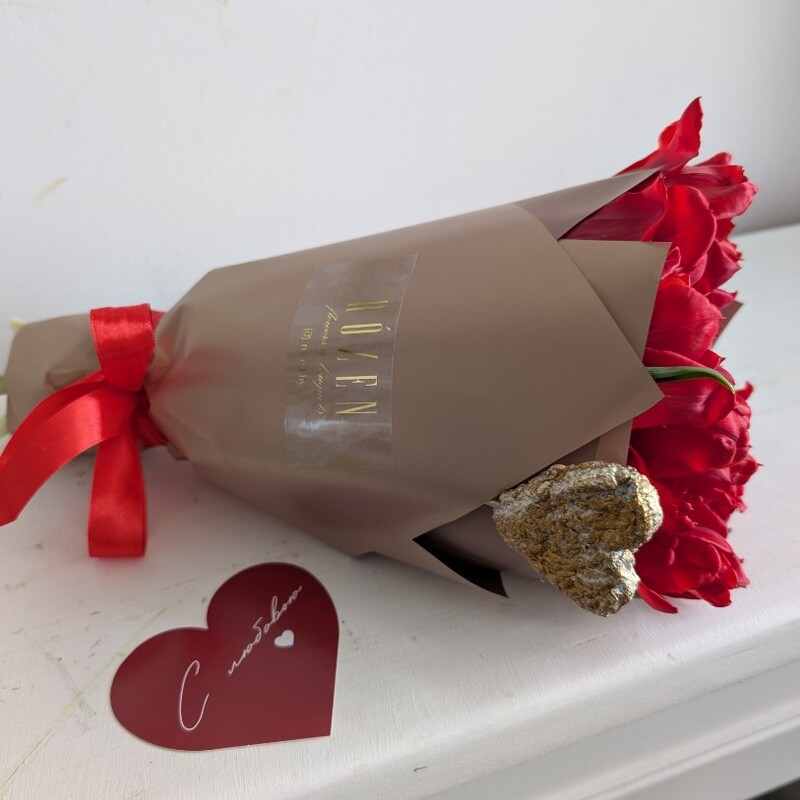 Букет тюльпанов в золотой упаковке