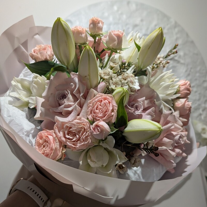 Букет круглый с лилиями