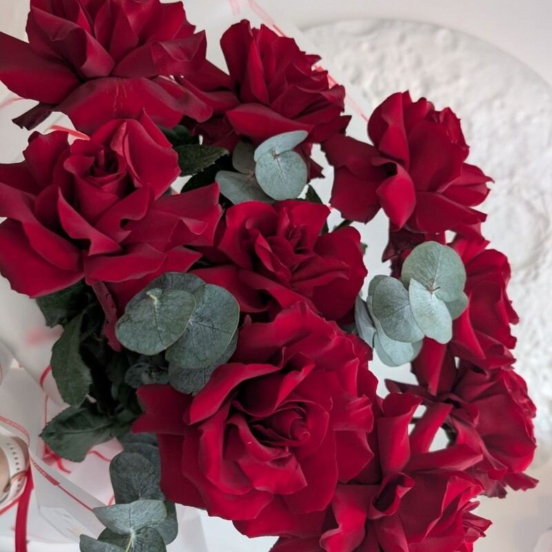 Красные французские розы с эвкалиптом,