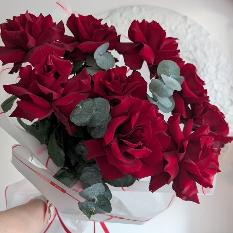 Красные французские розы с эвкалиптом,