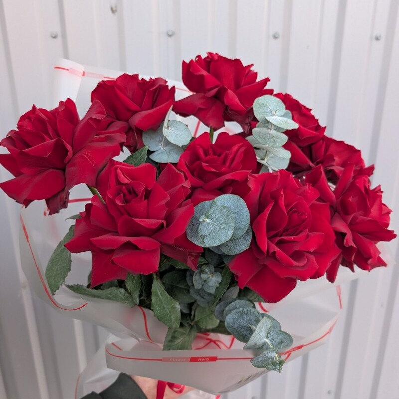 Красные французские розы с эвкалиптом,