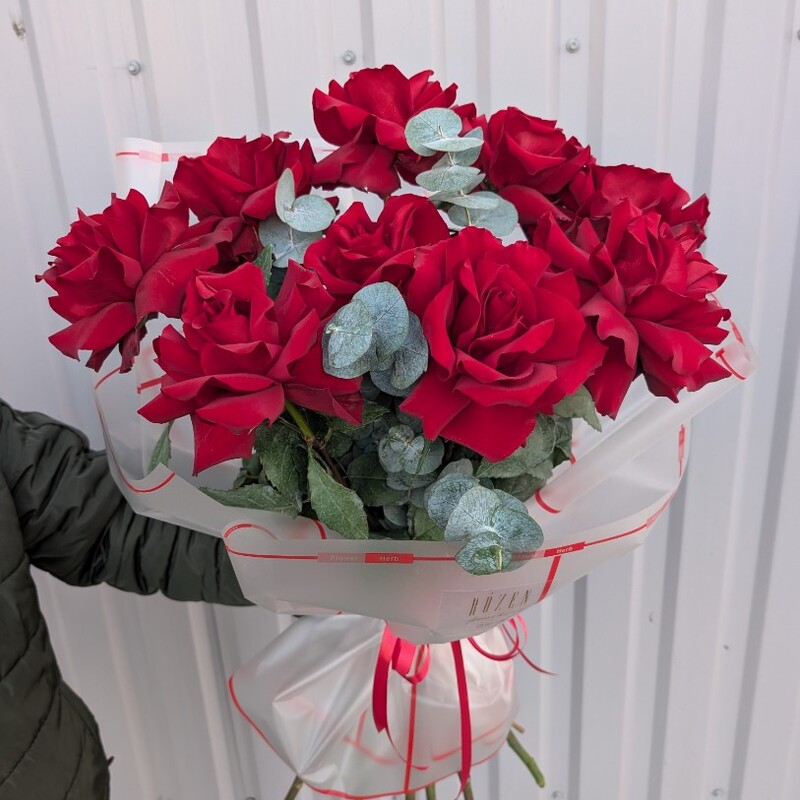 Красные французские розы с эвкалиптом,