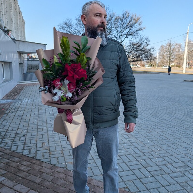 Букет в золотой упаковке