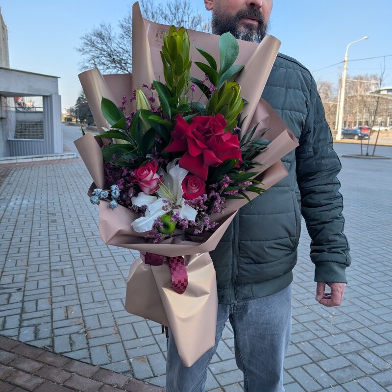 Букет в золотой упаковке