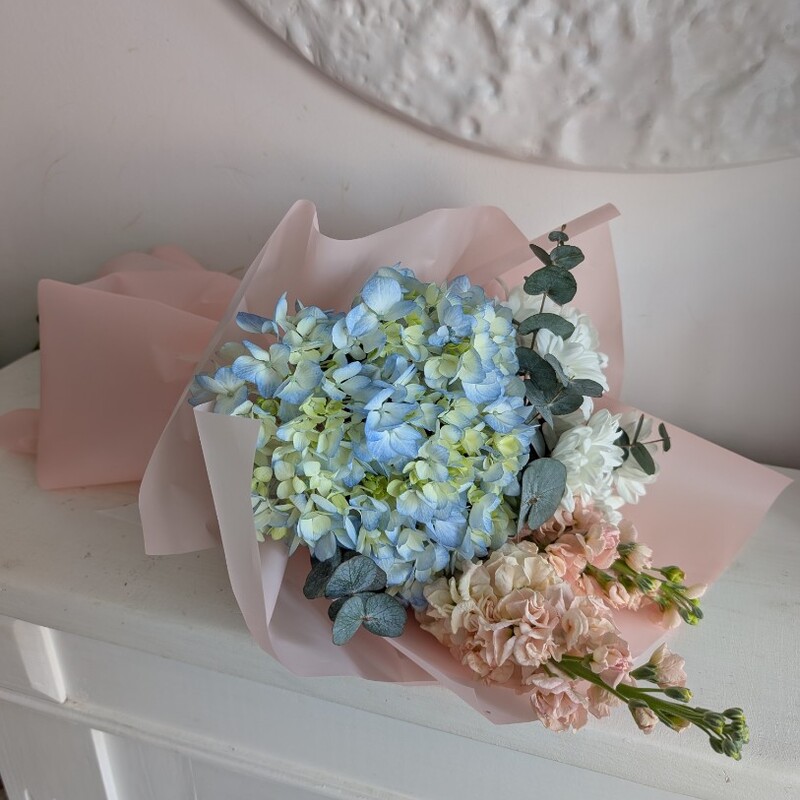 Букет с голубой гортензией 