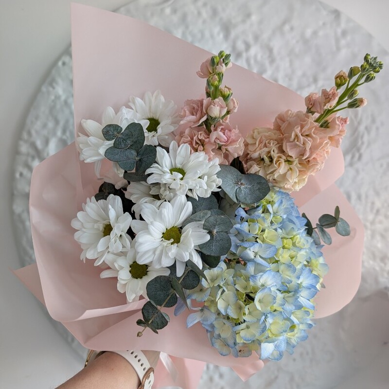 Букет с голубой гортензией 