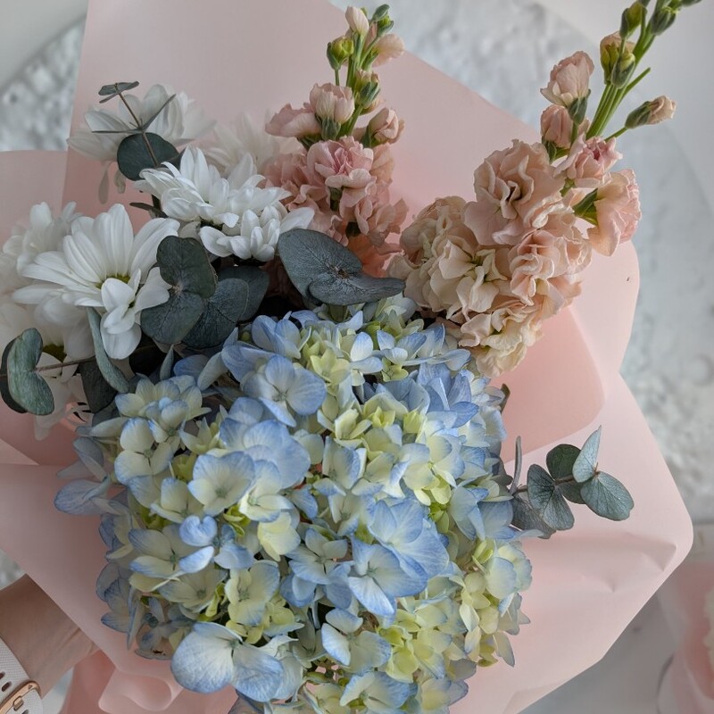 Букет с голубой гортензией 