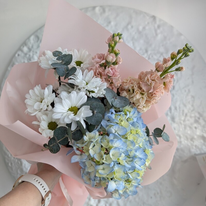 Букет с голубой гортензией 