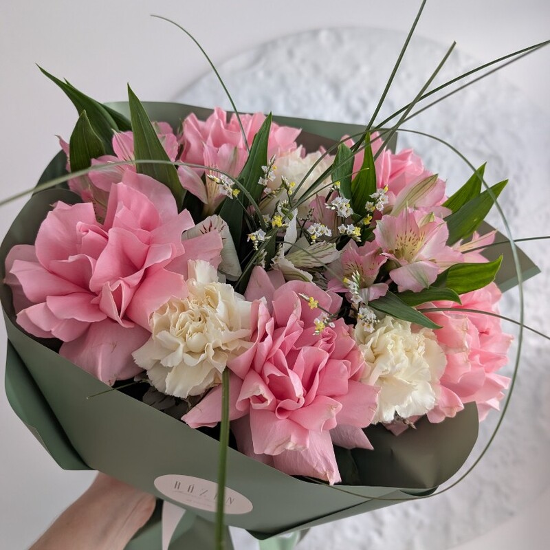 Букет с розами альстромерией и берграсом