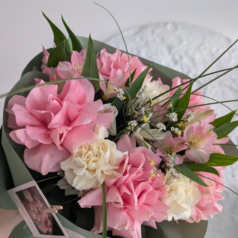 Букет с розами альстромерией и берграсом