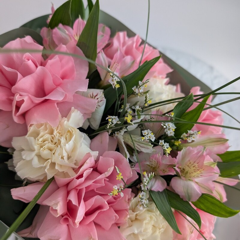 Букет с розами альстромерией и берграсом