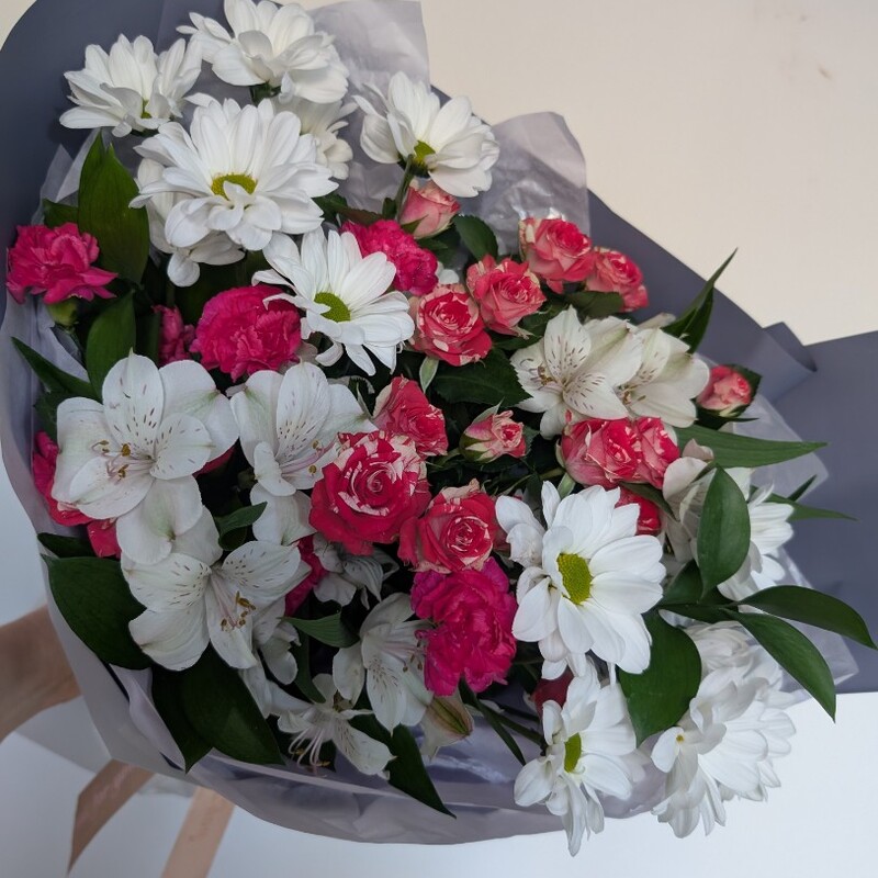 Букет с розочками и ромашками