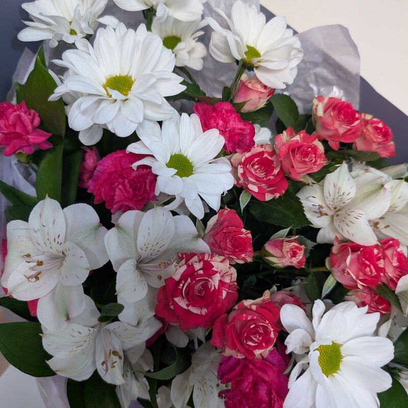 Букет с розочками и ромашками