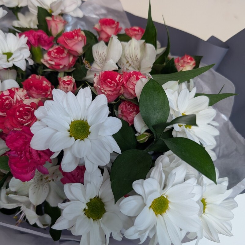 Букет с розочками и ромашками