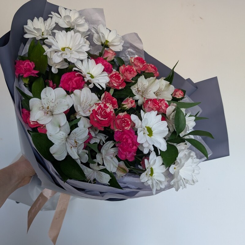 Букет с розочками и ромашками