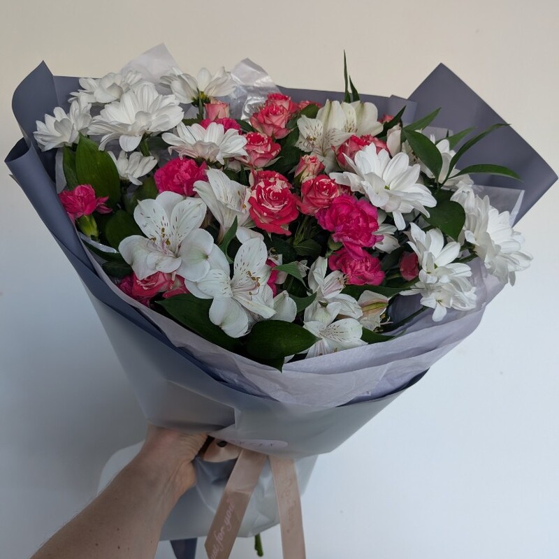 Букет с розочками и ромашками