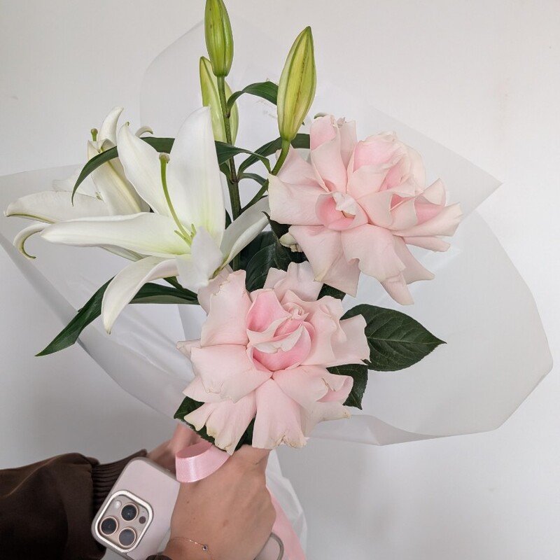 Букет с лилией и розами