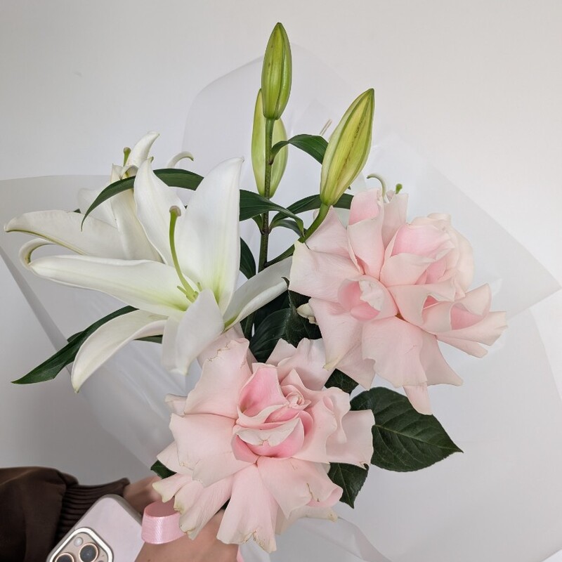 Букет с лилией и розами