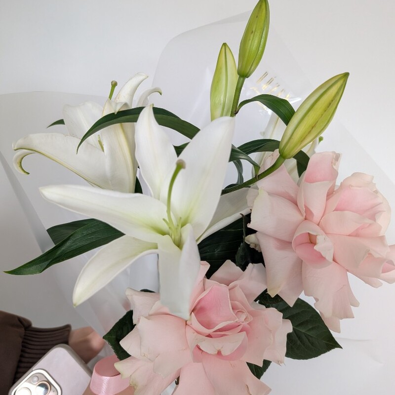 Букет с лилией и розами