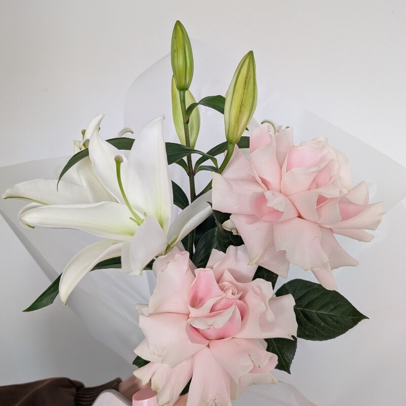 Букет с лилией и розами