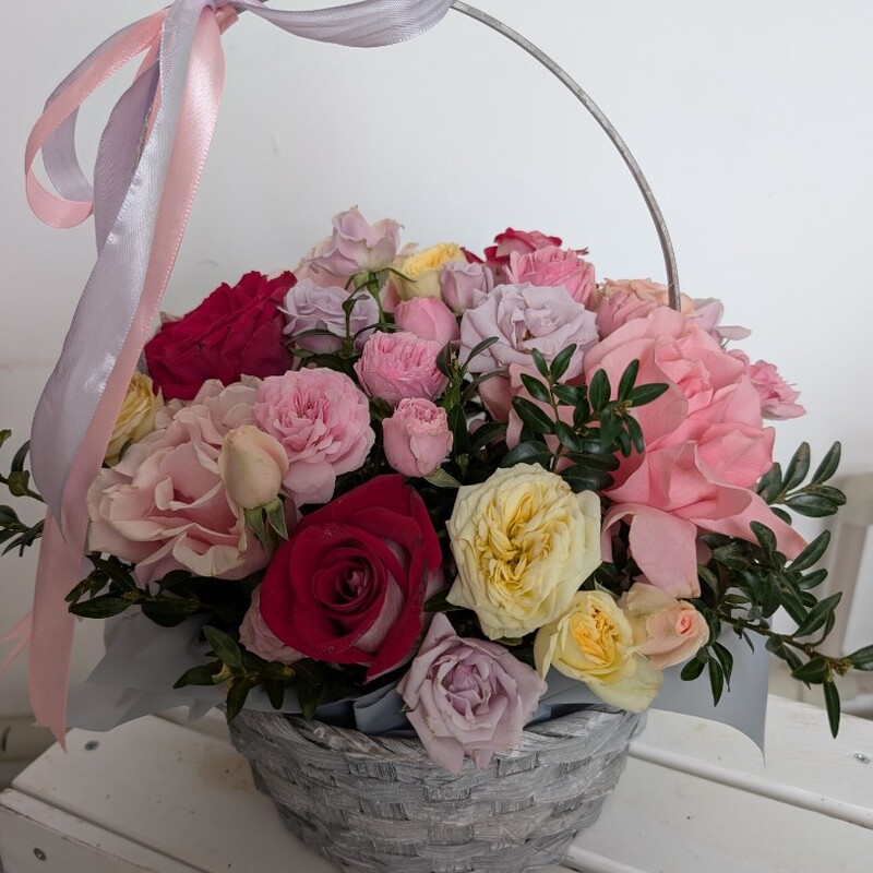 Корзина цветов  с розами