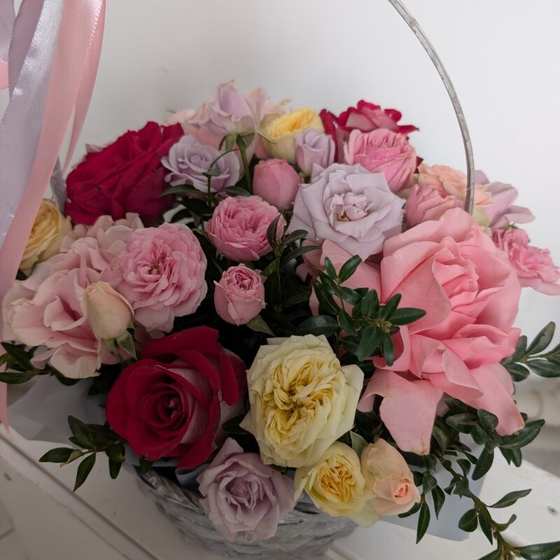 Корзина цветов  с розами