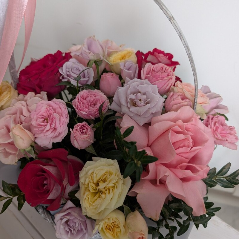 Корзина цветов  с розами