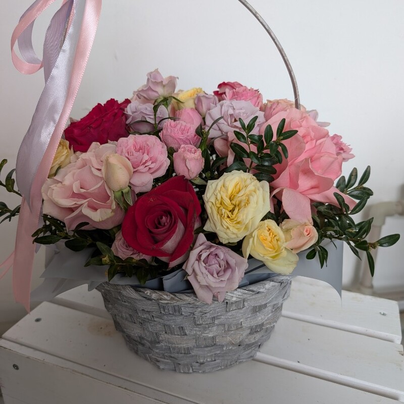 Корзина цветов  с розами
